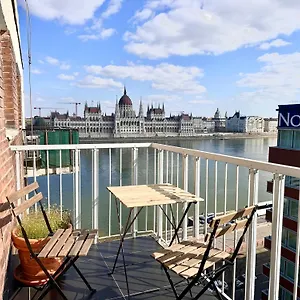 https://riverside-luxury-panorama-home-smarttv-fastwifi.inbudapesthotels.com